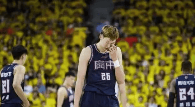 步行者完胜青岛队,周琦扛起全队 步行者完胜青岛队,周琦扛起全队