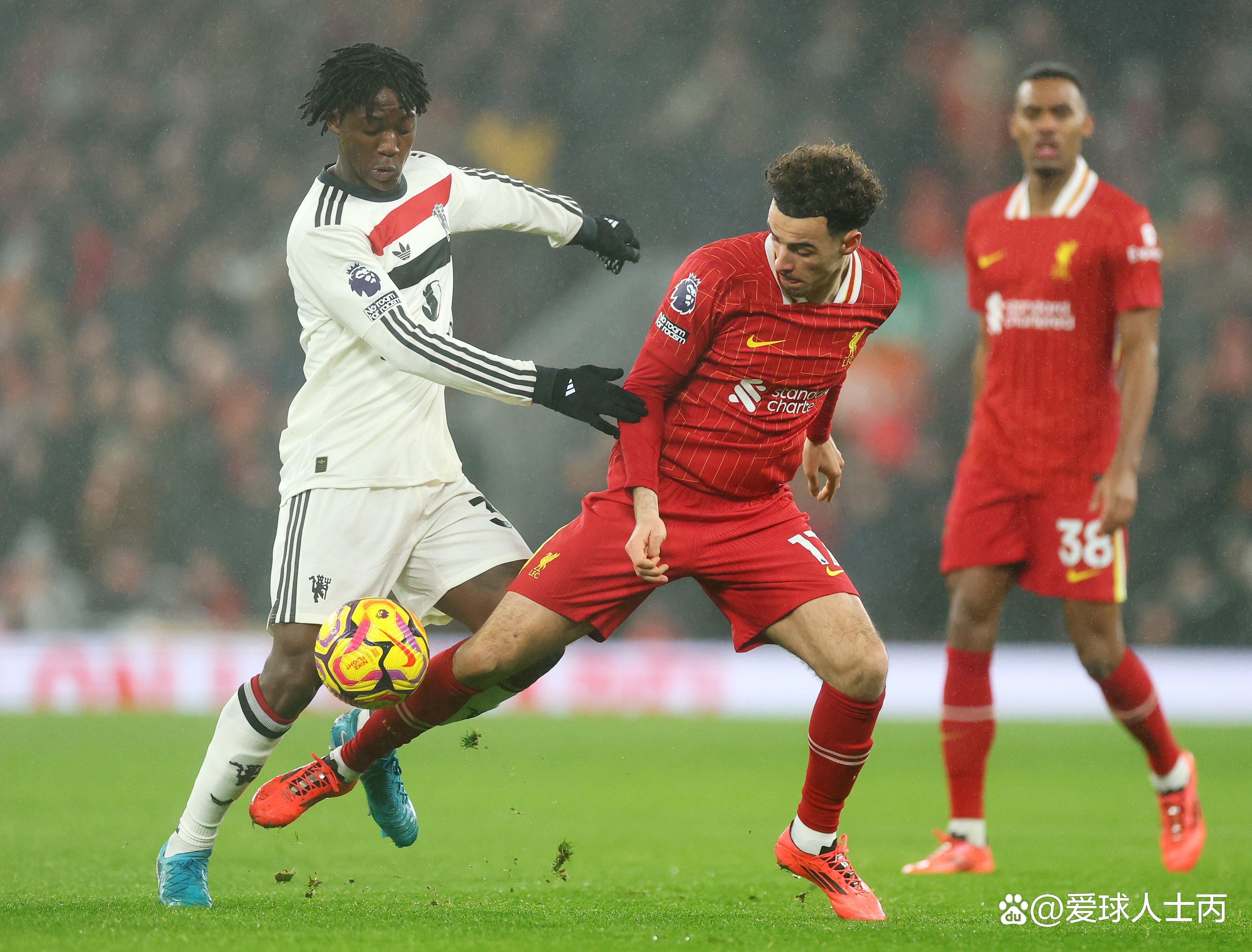 英格兰横扫曼联,马丁内利惊艳四座 英格兰横扫曼联,马丁内利惊艳四座