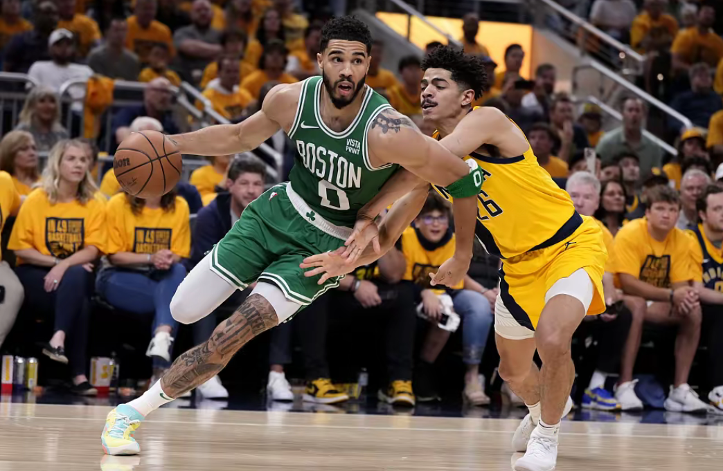 凯尔特人完胜广州队,布克高光表现 凯尔特人完胜广州队,布克高光表现