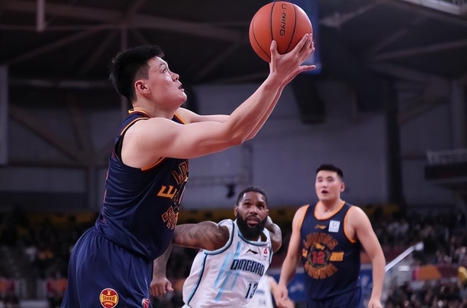 青岛队鏖战公牛，福克斯惊艳四座