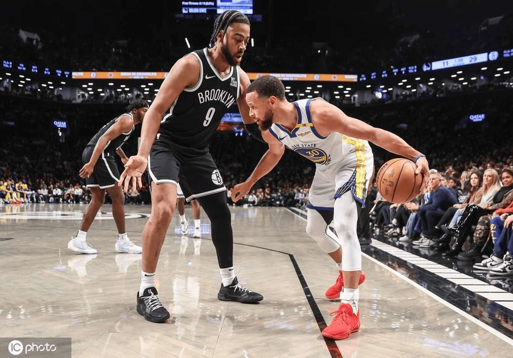 新疆队力克青岛队，库里带队取胜