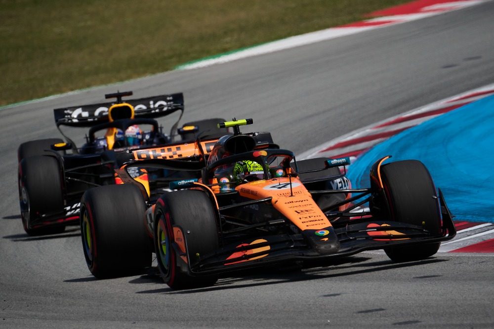 迈凯伦完胜红牛车队，拉塞尔高光表现