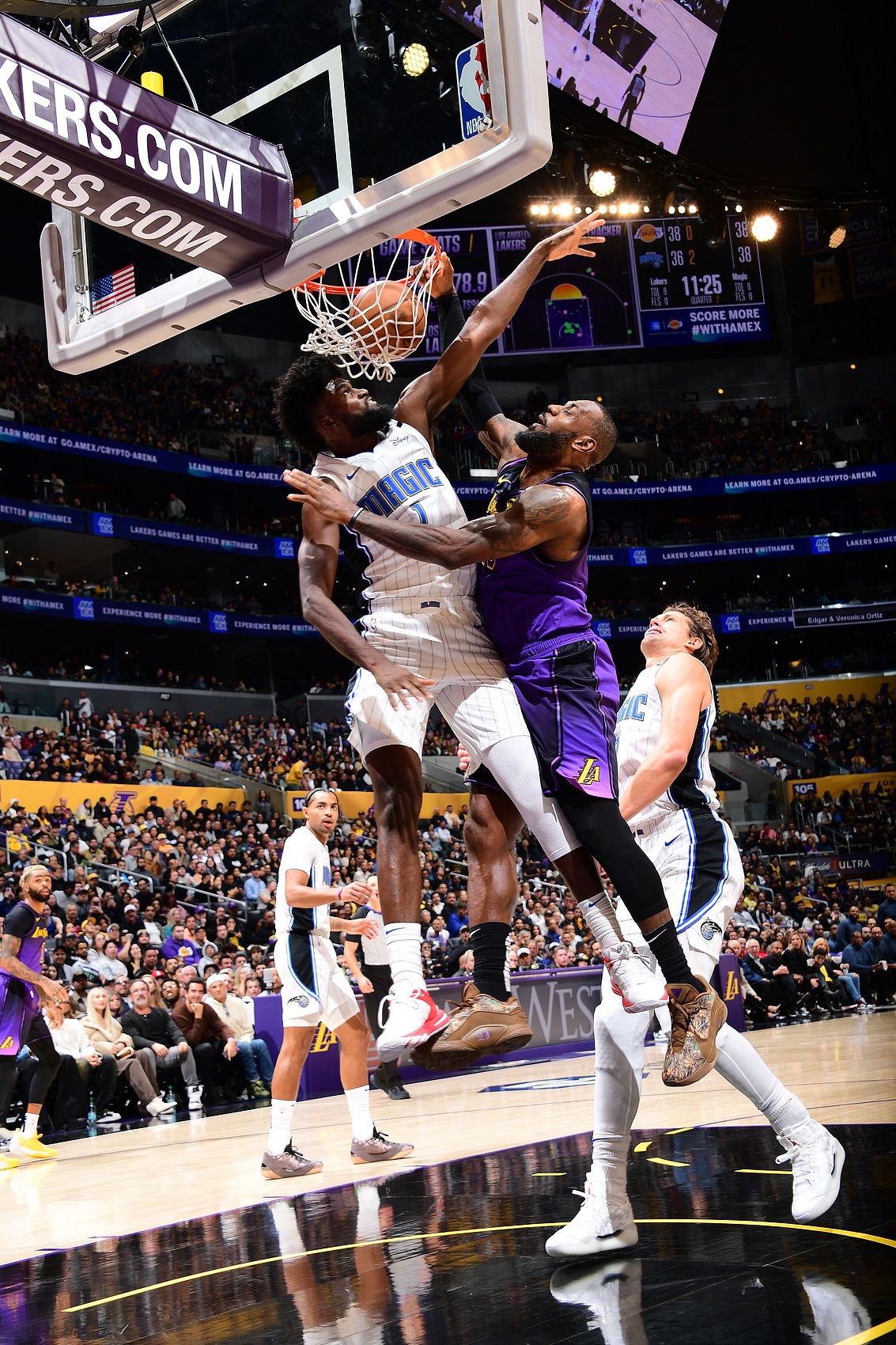 勇士轻取尼克斯，瓦兰丘纳斯统治全场