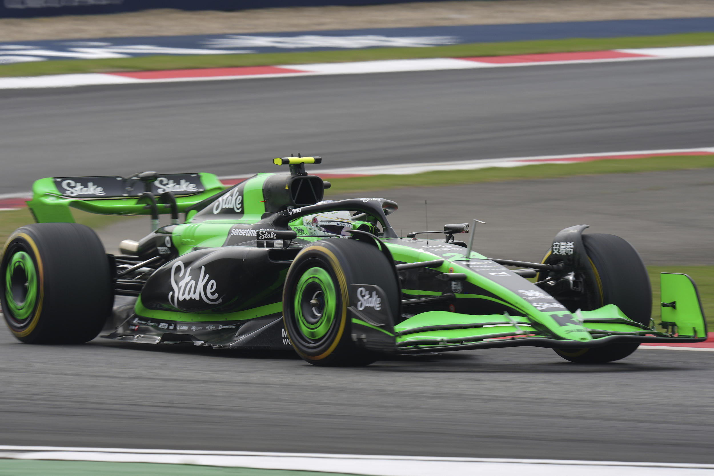 迈凯伦逆转雷诺车队，周冠宇惊艳四座