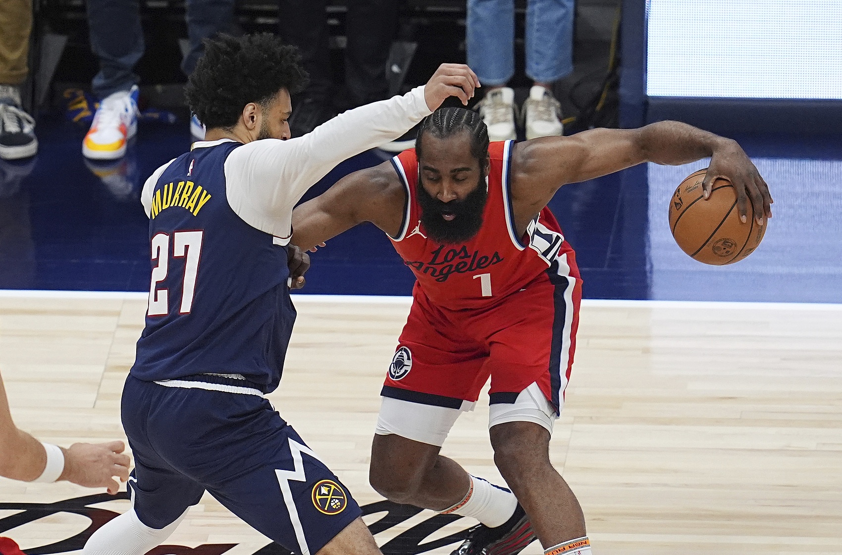 快船血洗马刺,字母哥送出助攻 快船血洗马刺,字母哥送出助攻