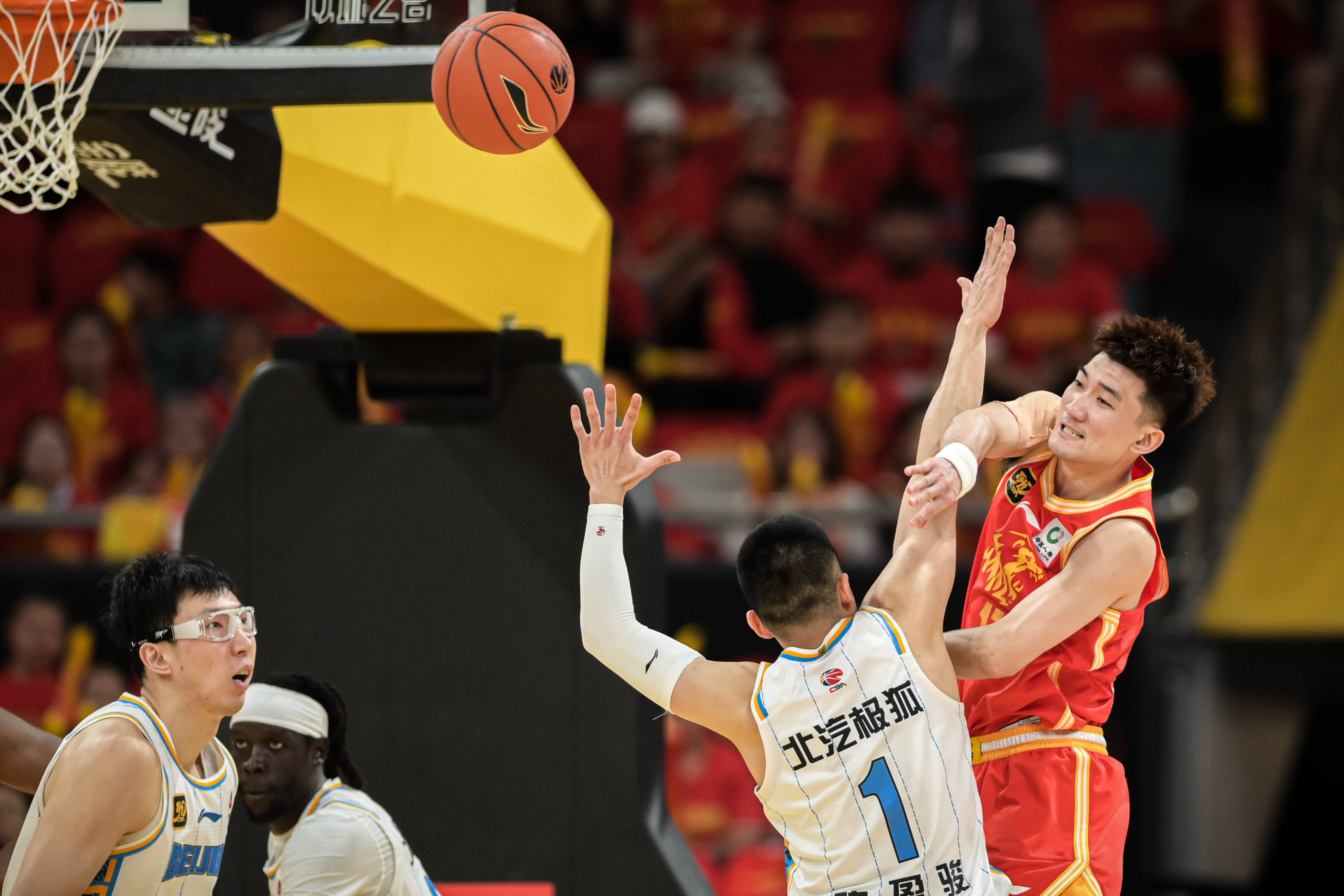 四川男篮在比赛中展现出稳定表现,成功获胜 四川男篮在比赛中展现出稳定表现,成功获胜