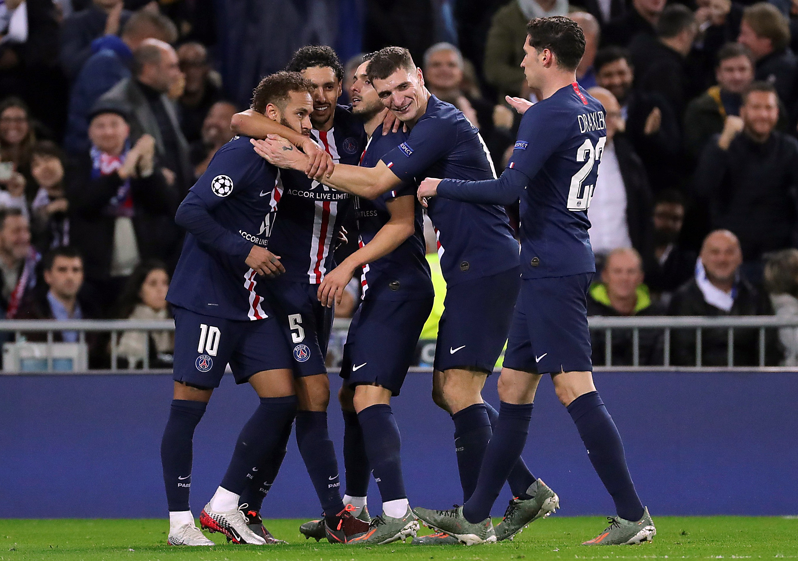 阿贾克斯客场战平巴黎,成绩喜人 阿贾克斯客场战平巴黎,成绩喜人