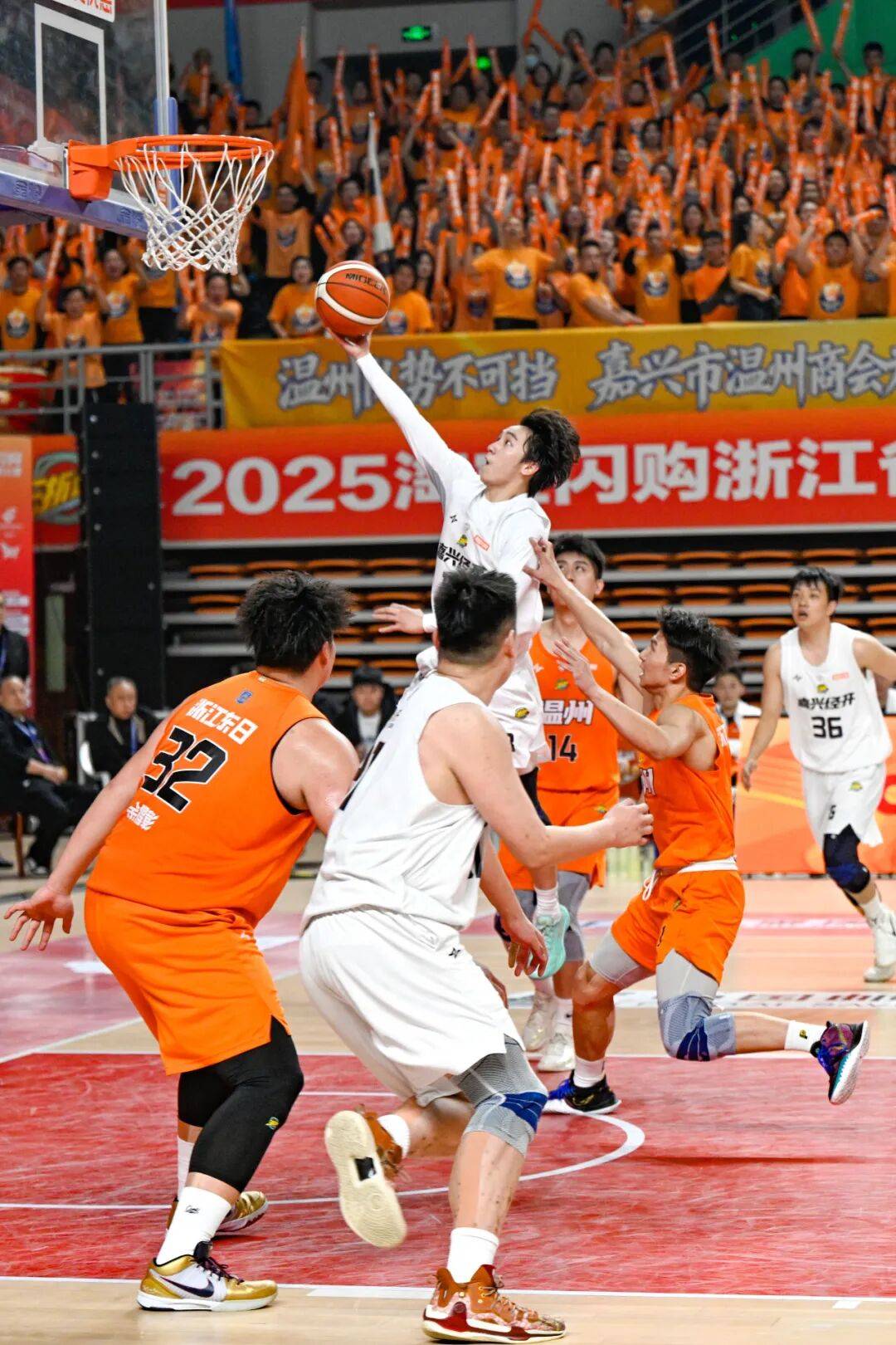 紧张的比拼中球员们全身心投入