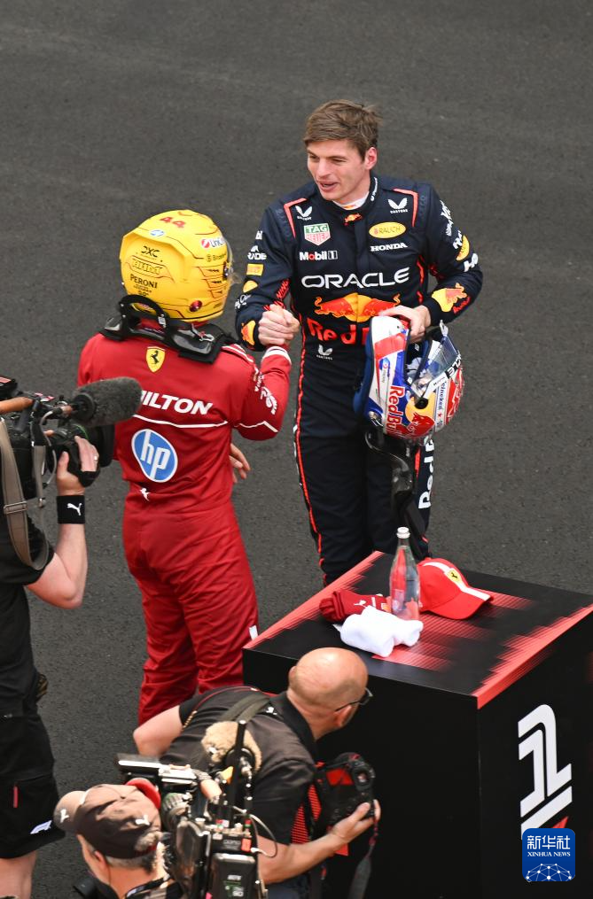 红牛车队险胜阿斯顿马丁,汉密尔顿高光表现 红牛车队险胜阿斯顿马丁,汉密尔顿高光表现