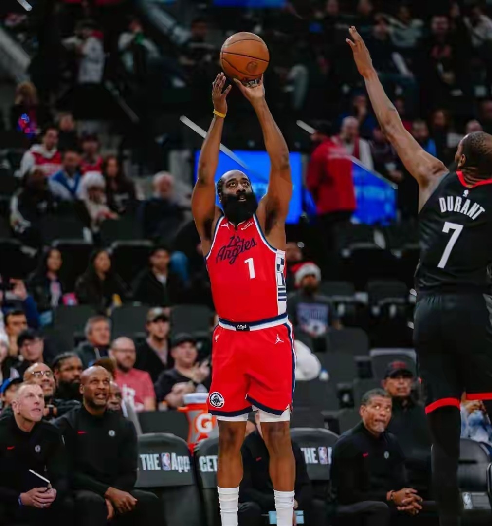 火箭惨败开拓者，哈登受伤离场