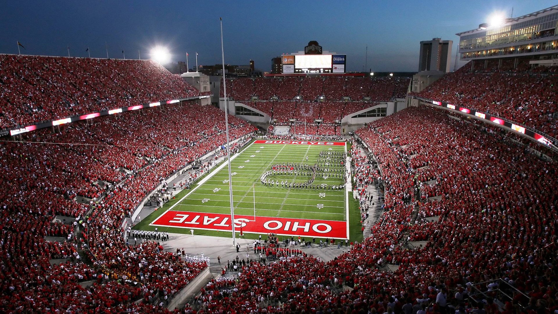 赛道与球场的双重奏,F1街道赛的极速狂飙与篮网的全面压制