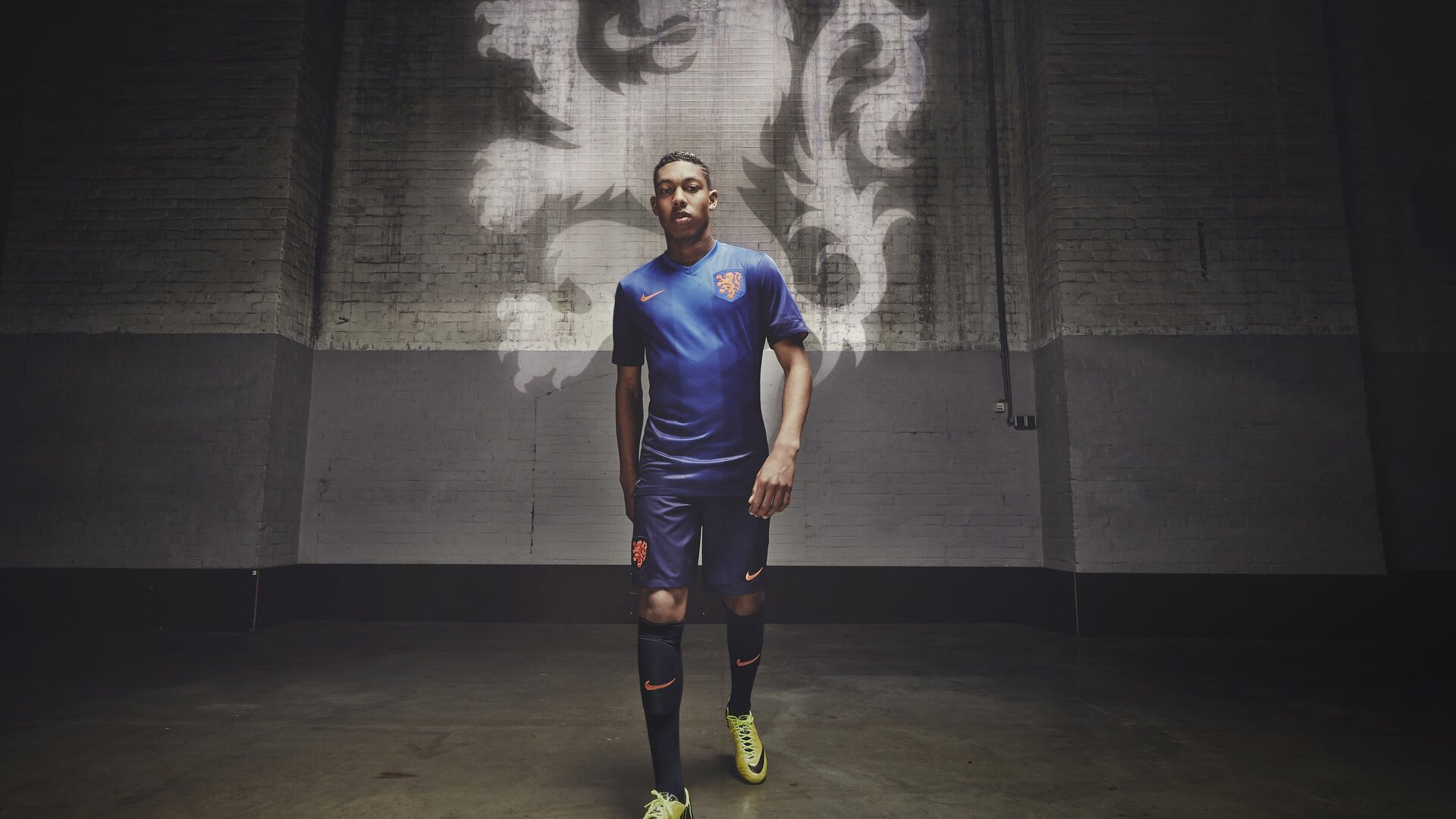 赛道与绿茵的交汇，当F1引擎轰鸣遇见萨拉赫的致命一击