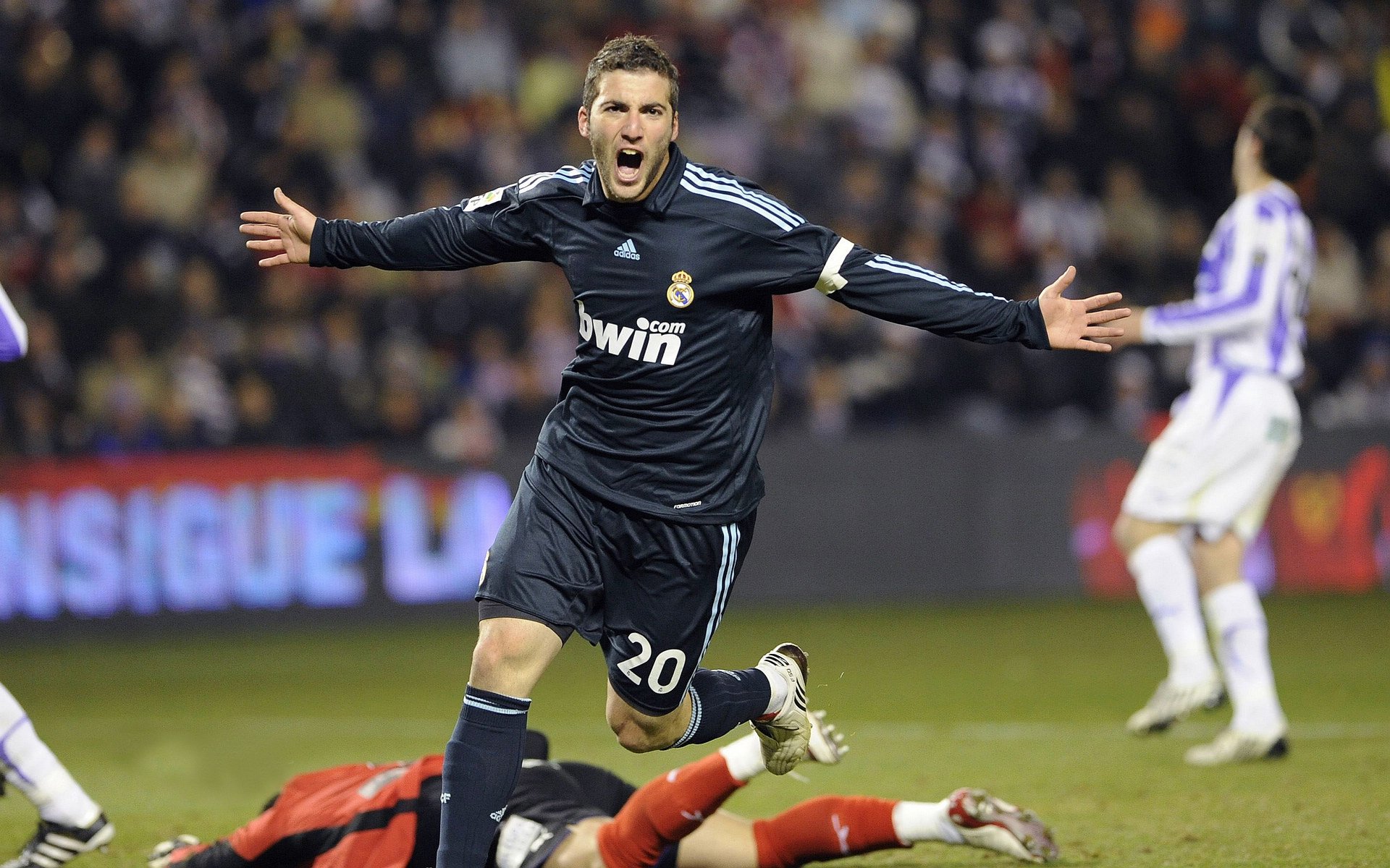 速度与荣耀，F1争冠战火点燃，凯1.绿军铁血淘汰黄蜂，赛场上的杆位哲学